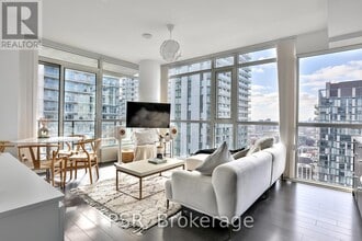 Building Photo - 290 Adelaide St W