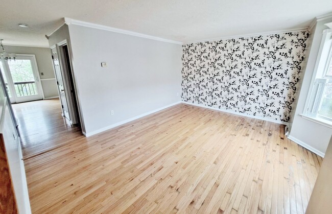 Building Photo - 3 Bed / 1-1/2 Bath Single Family Townhome