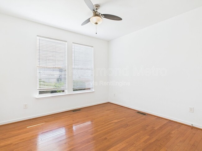 Building Photo - 656 Abbey Village Cir