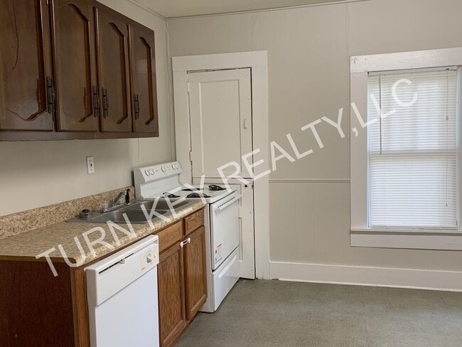 Building Photo - Apartment unit for rent in a Triplex Home in Irondale