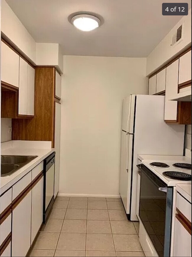 Foto del edificio - 6151 Knoll Wood Rd