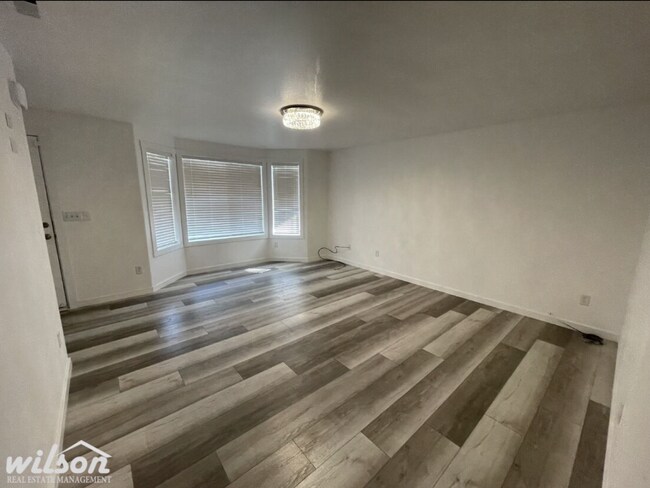 Foto del edificio - 3 Bed, 2 Bath Home with a Two-Car Garage, Fenced Backyard, and Lawn Care Included