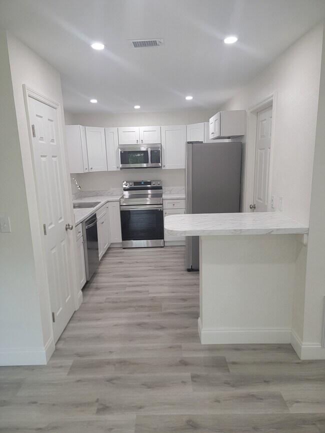 Photo - 109 W 5th St House