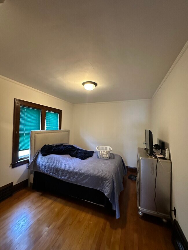 Building Photo - Glorious 2 bedroom in West Milwaukee