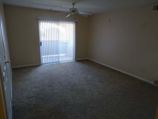 Building Photo - 1 Bedroom Northwest Condo