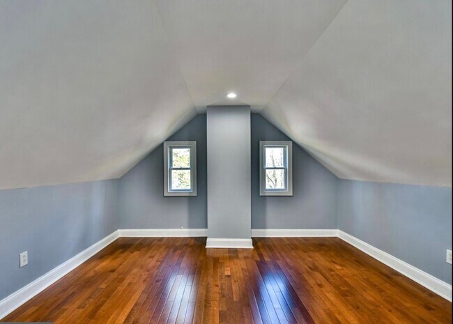 LOFT BEDROOM - 2703 Talbot Rd