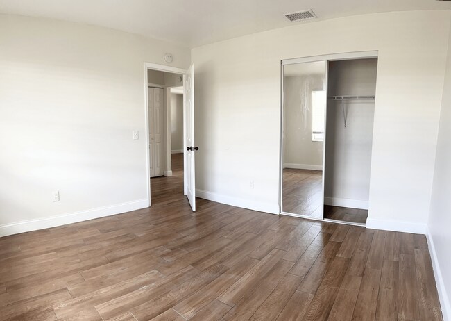 Foto del edificio - NEWLY RENOVATED SINGLE LEVEL 3 BEDROOM UNI...