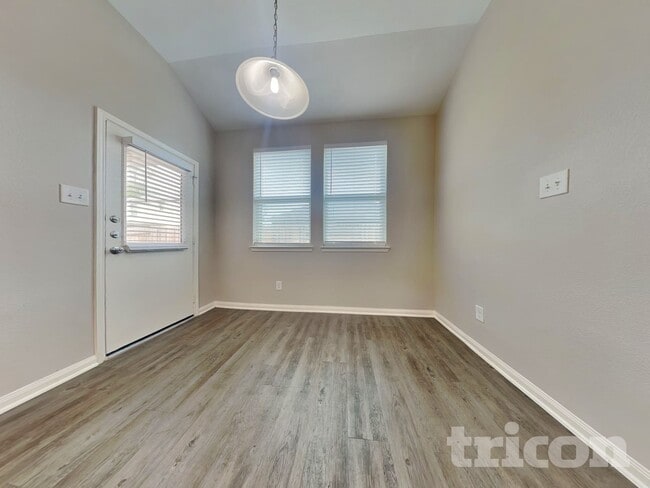 Foto del edificio - 15607 Jackie Robinson Rd