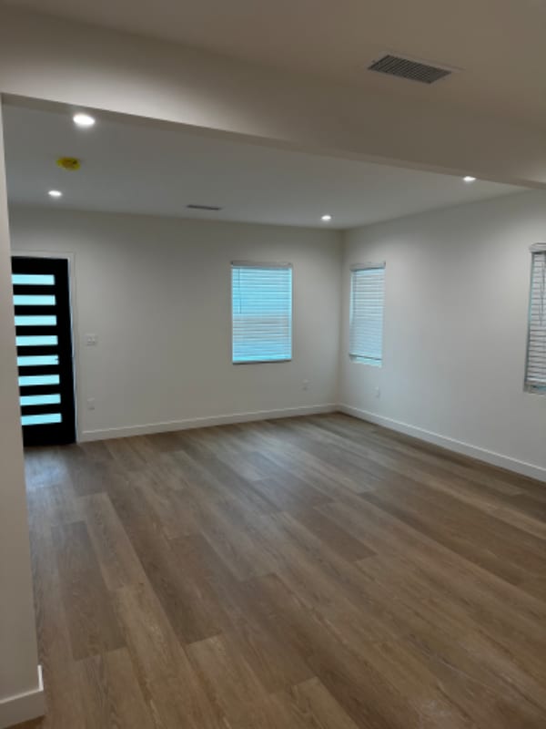 Photo - 2010-2010 Vineyard Ave Apartment