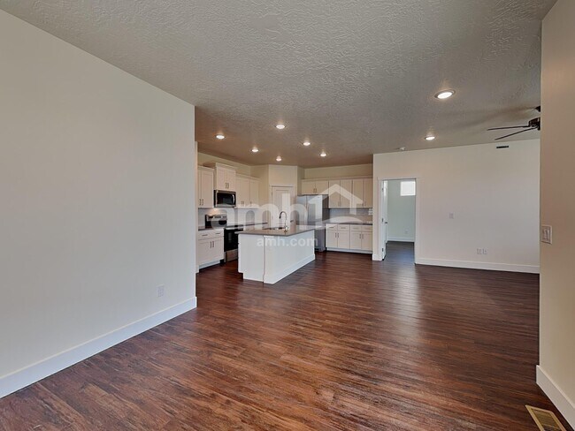 Building Photo - 3084 N Vigo Ave
