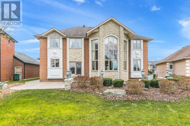 Photo du bâtiment - 1585 Stoneybrook Crescent