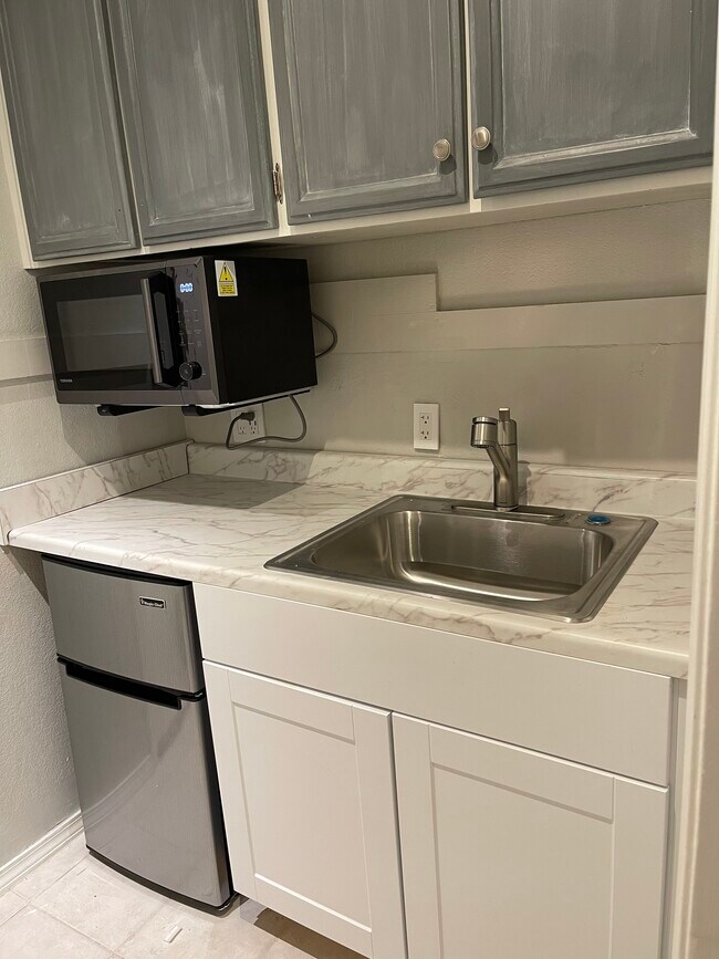 Oven/Microwave - 2939 Ascot Dr