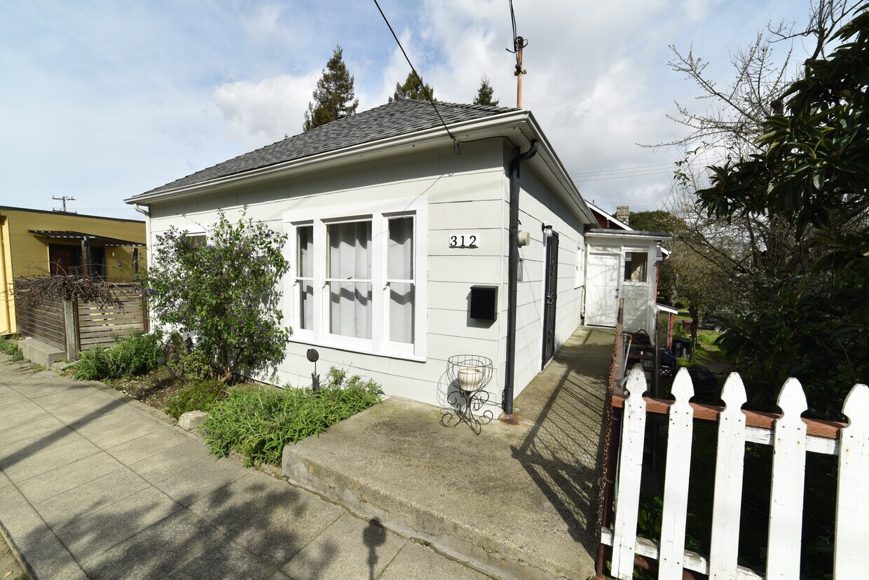 Primary Photo - 312 Nevada Ave