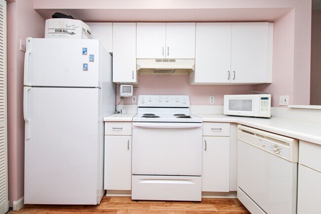Building Photo - *GATED Community - Charming 1-Bedroom Cond...