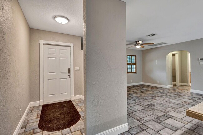 Building Photo - 1402 Cormorant Rd