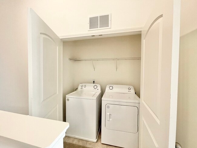 Foto del edificio - Three bedroom 2 1/2 bath corner unit townh...