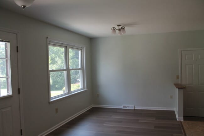 Dinning Area - 553 Gordon Rd