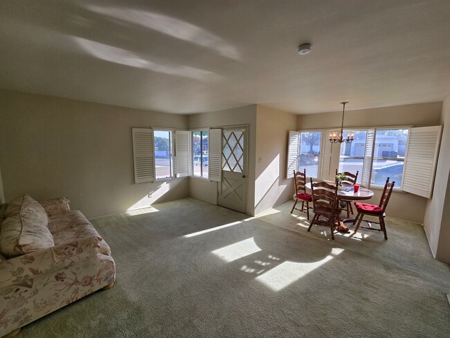 Foto del edificio - Classic 3 Bed, 2 Bath Home on Large Lot