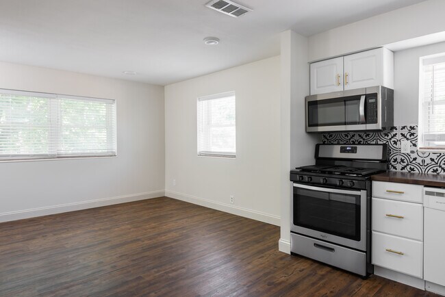 Lots of sunlight! - 629 W Woodbine Ave