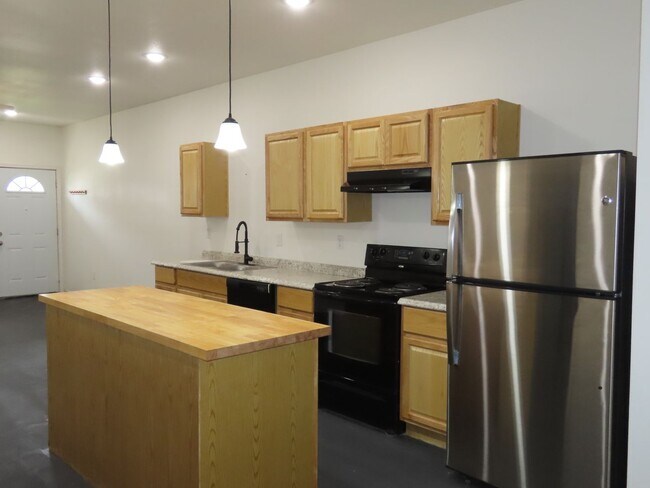 Building Photo - One Month's Free Rent! 2 Bedroom, 2 Bath D...