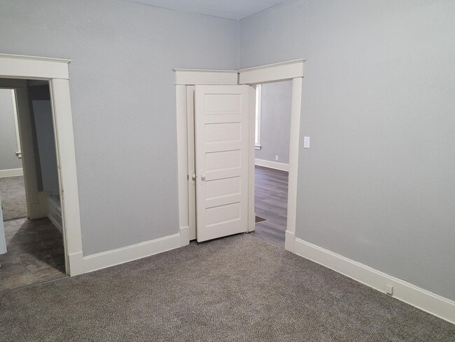 Building Photo - 2 Bedroom, 1 Bath House