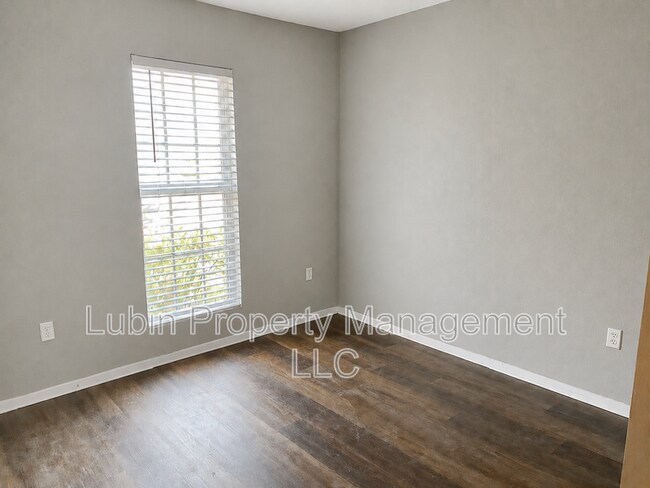 Building Photo - 10331 Oak Leaf Dr