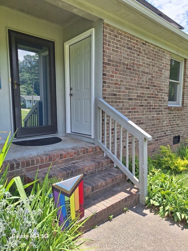 Separate entrance - 4920 Mandel Rd