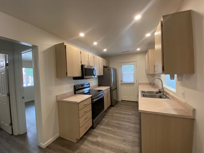 Building Photo - 6000 N Rockland Dr