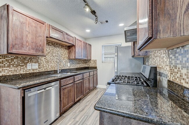 Foto del edificio - 14027 Blue Falls Dr