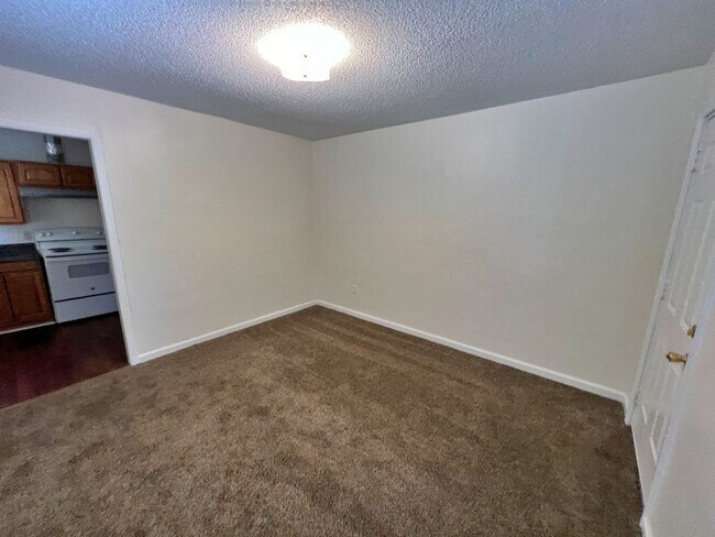 Building Photo - Recently renovated 1 Bedroom Duplex Ready ...