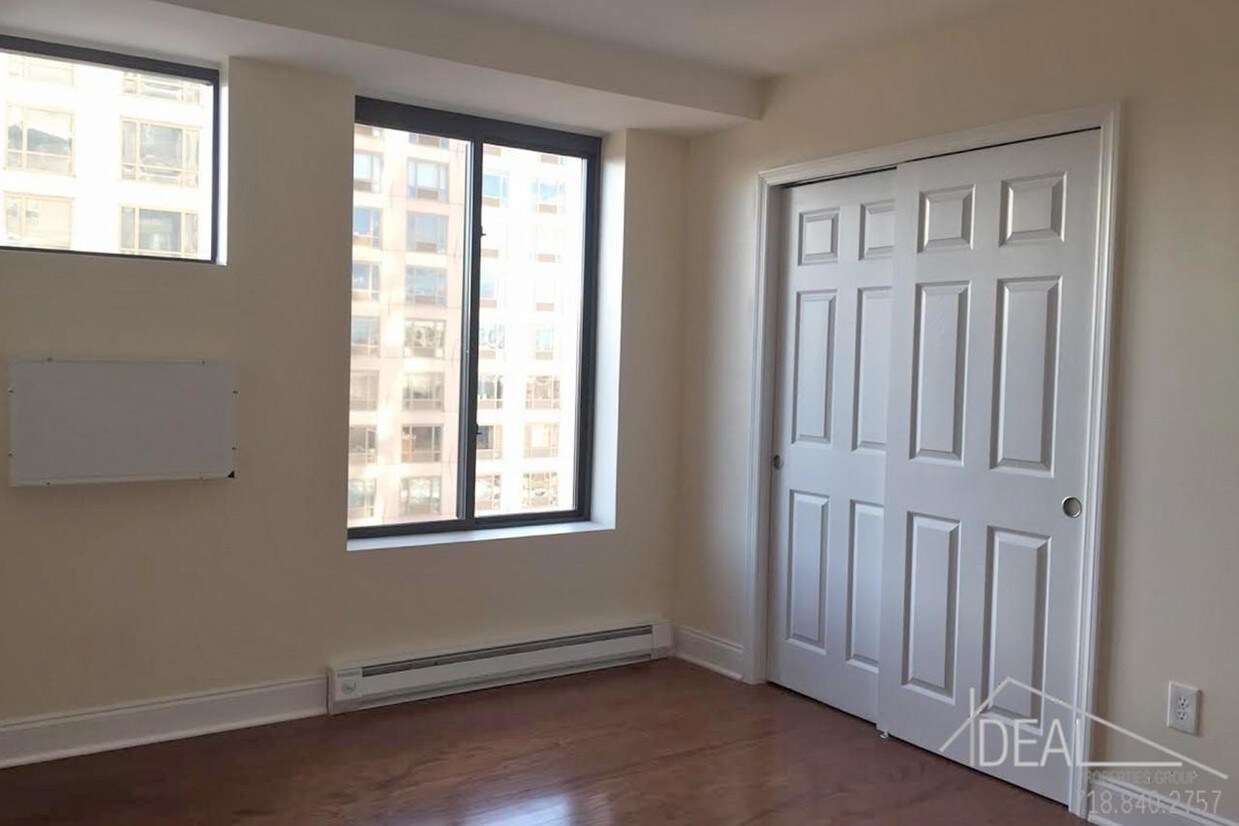 Building Photo - 1302 5th Ave