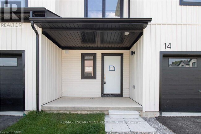 Building Photo - 14 Trailside Dr