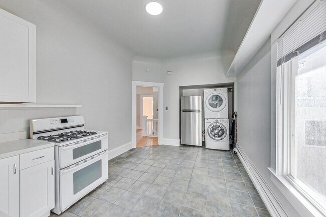 Building Photo - Spacious, light filled upper unit in great...