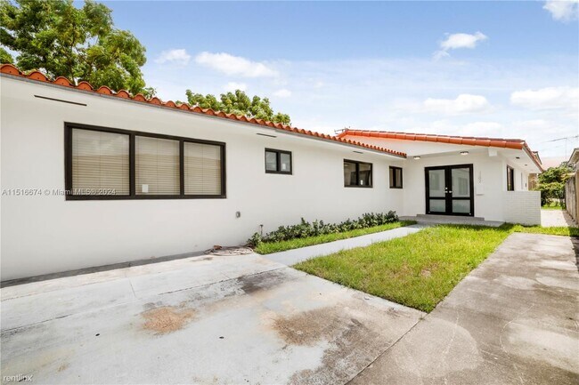 Foto del edificio - 3 br, 2 bath House - 3202 SW 24th Ter # 32...