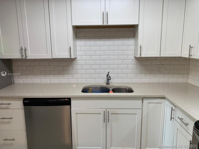 Building Photo - 9062 Vineyard Lake Dr