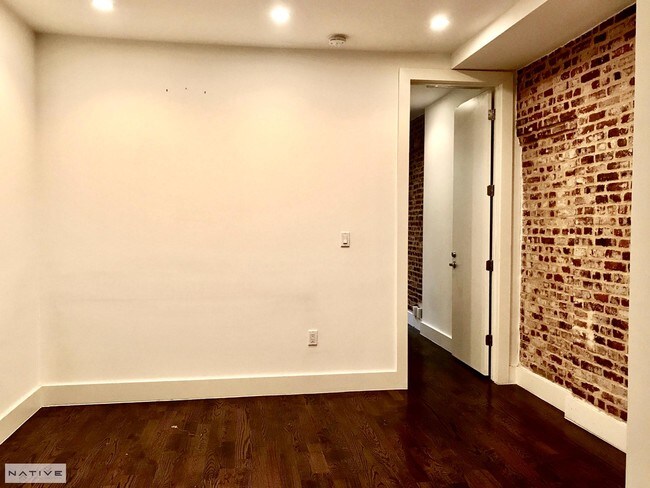Building Photo - 558 Kosciuszko St