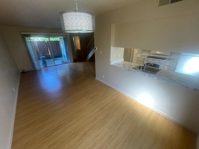Building Photo - $2450 / BEAUTIFULLY REMODELED 2 BEDROOM CO...