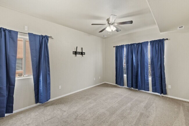 Foto del edificio - "Beautiful Townhome 3-Bedroom  2.5 Baths no carpet home, just 7 minutes from Fort Carson!"