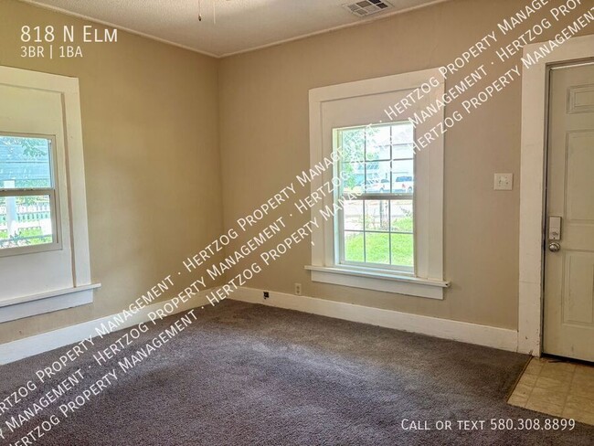 Building Photo - 818 N Elm-