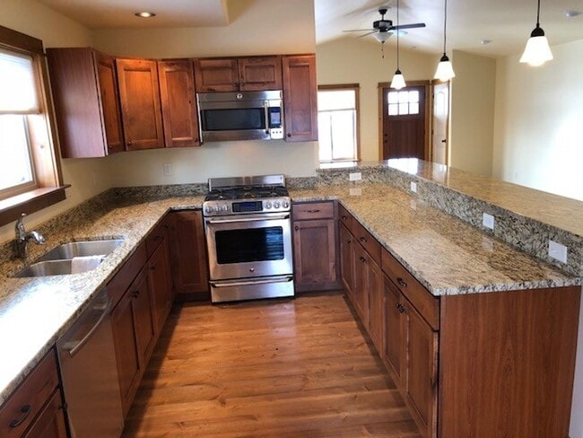 Building Photo - Beautiful Valley West Home