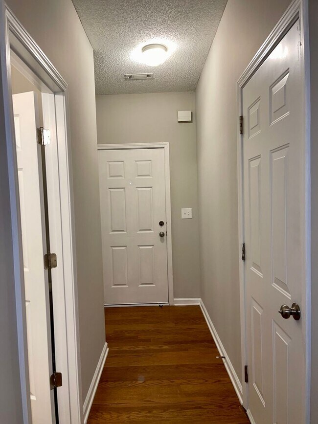 Foto del edificio - Lovely 3 Bedroom/2.5 Bath Town Home w/ Garage!