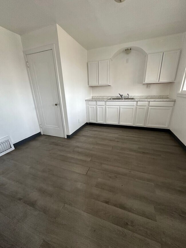 Foto del edificio - 3 Bedroom Home with Attached Garage