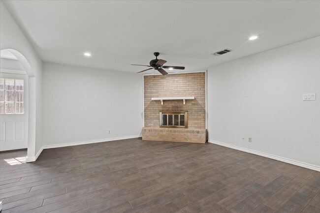 Building Photo - 521 Cole Ave