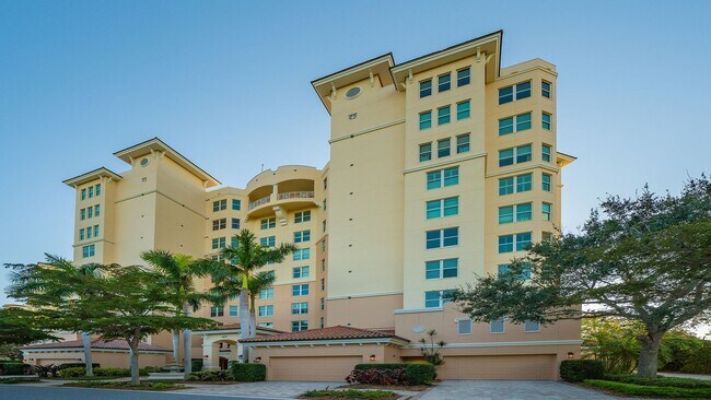 Building Photo - Stunning FULLY FURNISHED 3 Bed 3 Bath With...