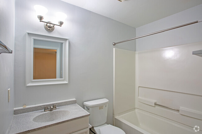 1BR, 1BA-500 SF, Bath, Renovated - Silver Leaf Apartments