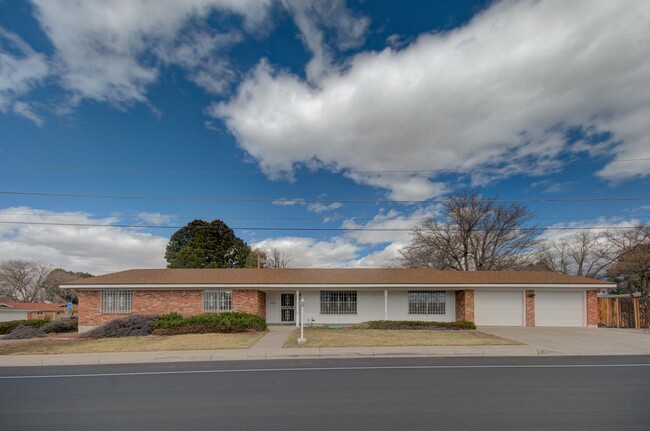 Building Photo - Beautifully Remodeled NE Heights/Uptown Ar...