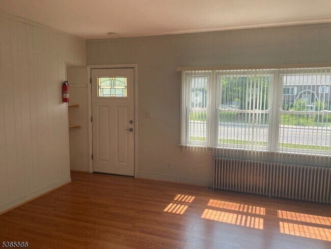 Foto del edificio - 395 Ringwood Ave