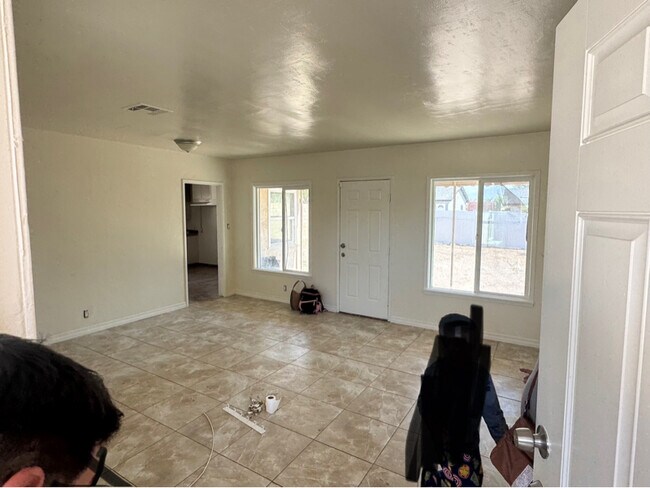 Building Photo - 735 Ramona Ave N