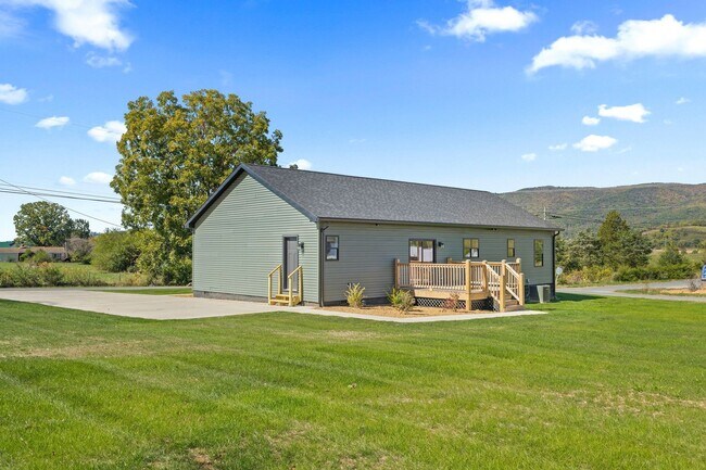 Foto del edificio - 105 Bishop Hollow Rd
