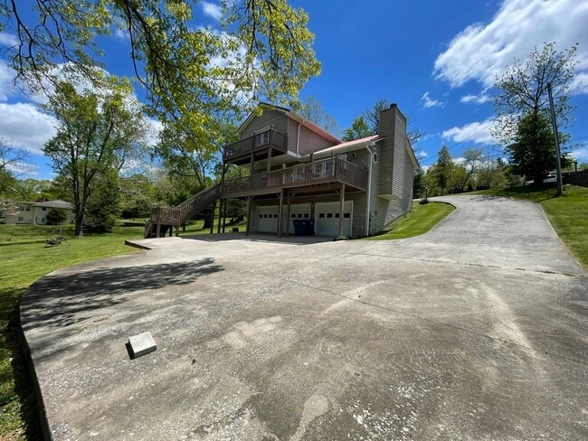 Building Photo - Beautiful Shelbyville Lake House
